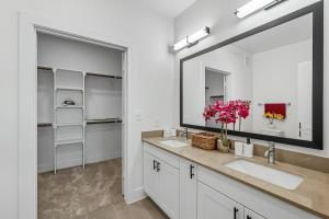 412 Stylish 2B2B Resort Style Pool & Gym, Golf Simulator, 7M to Dickies Stadium, 15M to AT&T stadium