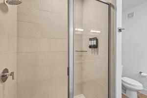 412 Stylish 2B2B Resort Style Pool & Gym, Golf Simulator, 7M to Dickies Stadium, 15M to AT&T stadium