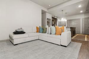 Pool, Central, Near Airport, Mini-Golf, Large space, Gym, Parking