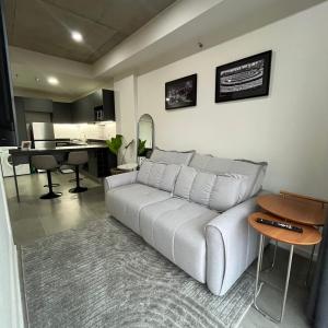 Elegante, completo y a 5 minutos del Eje Corporativo