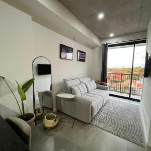 Elegante, completo y a 5 minutos del Eje Corporativo