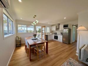 Cooinda on the Green - Your Happy Place! Golf Course Retreat with Kangaroo Views