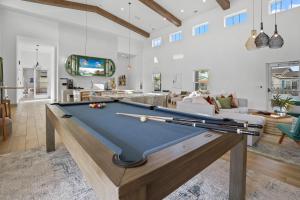 New 5 Star House with Pool & Heated Spa-Mins to Cleveland Clinic Tradition- HCA Hospital