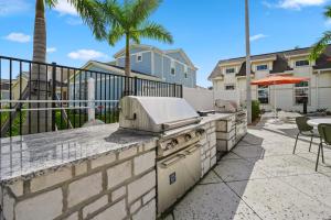 New 5 Star House with Pool & Heated Spa-Mins to Cleveland Clinic Tradition- HCA Hospital