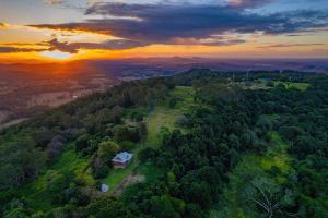 Mountain Retreat with ocean views and fireplace