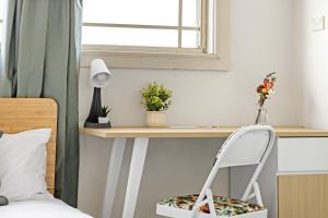 Standard Double Room - Convenient Spot in Bexley - Shared Bathroom