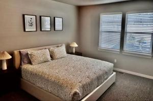 North End blue -Hot Tub - Fire Pit - Downtown -4BR