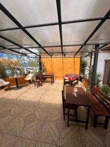 Beautiful fully equipped hostel in a quiet area 5 blocks from Calderon Park