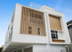 Arvia Villa Koala Park 3 Bedroom Luxury Townhouse in Burleigh Heads with Private Roof Terrace & Views over Tallebudgera & Burleigh Headland