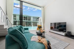 Pool Access Large Townhouse