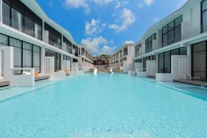 Pool Access Large Townhouse