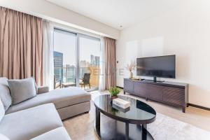 Panoramic Dubai Water Canal Views 1BR with Seamless Access to Marina Mall, Steps from the Tram, The Address Residences, Dubai Marina by Deluxe Holiday Homes