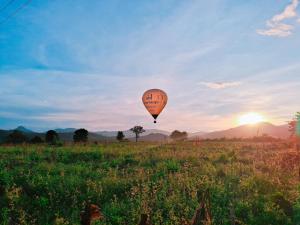 Moonrise Cottage Private Country Home with Moutain View