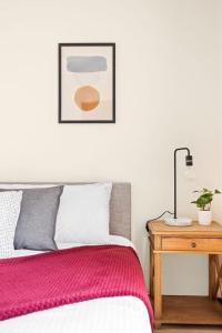 Tranquil Queen Room - Centrally Located at Milperra - Shared Bathroom