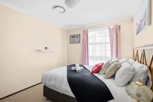 Tranquil Queen Room - Centrally Located at Milperra - Shared Bathroom