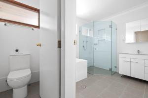 Tranquil Queen Room - Centrally Located at Milperra - Shared Bathroom