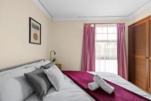 Tranquil Queen Room - Centrally Located at Milperra - Shared Bathroom