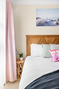 Tranquil Queen Room - Centrally Located at Milperra - Shared Bathroom