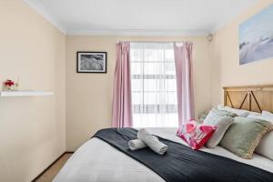 Tranquil Queen Room - Centrally Located at Milperra - Shared Bathroom