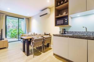 Stylish 2-Bedroom Diamond Condo with Walk-Out Pool
