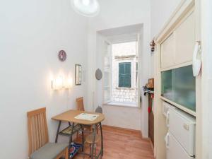 Two Stars Two Beds Downtown Apartment - One-Bedroom Apartment