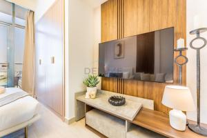 Studio Near Meydan Racecourse and Golf Club with Convenient Access to Al Meydan Road and Dubai Top Attractions, Azizi Riviera 29, Al Merkadh by Deluxe Holiday Homes