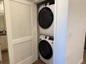 Modern Retreat 10 Min from Disneyland With Pool & Gym