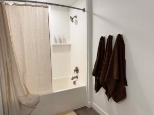 Modern Retreat 10 Min from Disneyland With Pool & Gym