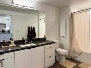 Modern Retreat 10 Min from Disneyland With Pool & Gym