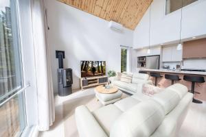 Spa and Pool Table - Chalet Ayoka