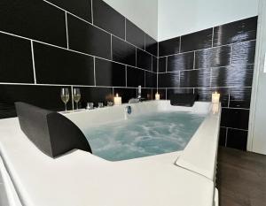 Jacuzzi Balnéo Privé, Jardin Cosy, Fibre Rapide