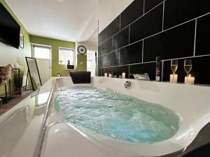 Jacuzzi Balnéo Privé, Jardin Cosy, Fibre Rapide