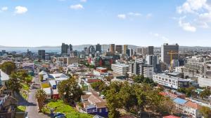 Explore the vibrant heart of Cape Town- 2 bed apmt