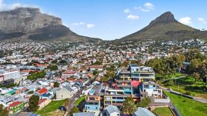 Explore the vibrant heart of Cape Town- 2 bed apmt