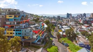 Explore the vibrant heart of Cape Town- 2 bed apmt