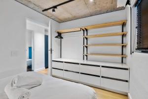 Explore the vibrant heart of Cape Town- 2 bed apmt