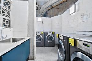 Explore the vibrant heart of Cape Town- 2 bed apmt