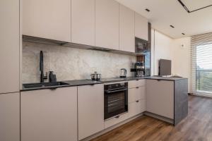 Air Conditioned Studio with Mountain View, Parking and Balcony by Noclegi Renters