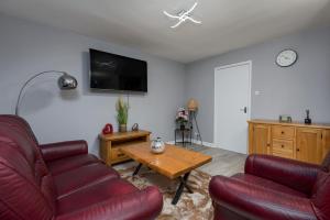 House -Sleeps 8 parking suitable for contractors