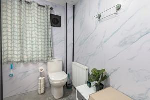 House -Sleeps 8 parking suitable for contractors