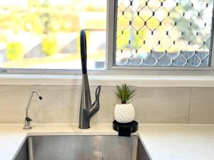 Wake up to Mountain Vista 3BR Light-filled Cottage