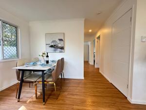 Wake up to Mountain Vista 3BR Light-filled Cottage