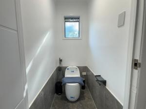 Wake up to Mountain Vista 3BR Light-filled Cottage