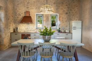 Dafni by Vintage Travel