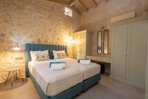 Dafni by Vintage Travel