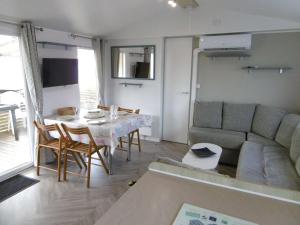 Mobile-home 6 personnes dans camping avec piscine - accès direct plage - MADEN