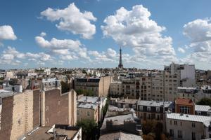 Stunning View on Eiffel Tower with Balcony