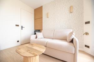 Stunning View on Eiffel Tower with Balcony