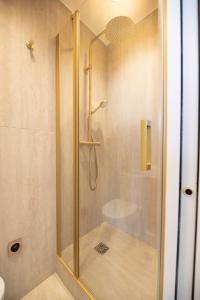 Stunning View on Eiffel Tower with Balcony