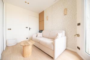 Stunning View on Eiffel Tower with Balcony